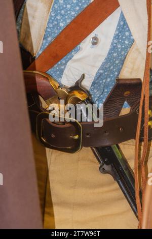 Schauspieler, die sich als Kanonenkämpfer ausgeben und Zugtouristen ausrauben (tatsächlich für wohltätige Zwecke angeworbene Beiträge), während der Fahrt mit Dampflokomotive der Texas State Railroad. Stockfoto