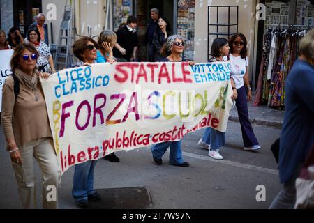 Palermo, Sizilien, Italien. November 2023. Palermo schloss sich dem Generalstreik in Italien mit einem Protest an, der die Straßen des Stadtzentrums bis zum Hauptquartier der ARS umfasste. Die Bewegung der FLC Cgil union war "höhere Löhne, Investitionen und eine einzige und vereinte Schule". Öffentliche Dienstleistungssektoren, lokale Behörden, Verkehr und auch Schulen, Universitäten, Forschung und berufliche Bildung streiken. (Kreditbild: © Victoria Herranz/ZUMA Press Wire) NUR REDAKTIONELLE VERWENDUNG! Nicht für kommerzielle ZWECKE! Stockfoto