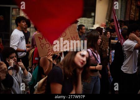 Palermo, Sizilien, Italien. November 2023. Palermo schloss sich dem Generalstreik in Italien mit einem Protest an, der die Straßen des Stadtzentrums bis zum Hauptquartier der ARS umfasste. Die Bewegung der FLC Cgil union war "höhere Löhne, Investitionen und eine einzige und vereinte Schule". Öffentliche Dienstleistungssektoren, lokale Behörden, Verkehr und auch Schulen, Universitäten, Forschung und berufliche Bildung streiken. (Kreditbild: © Victoria Herranz/ZUMA Press Wire) NUR REDAKTIONELLE VERWENDUNG! Nicht für kommerzielle ZWECKE! Stockfoto