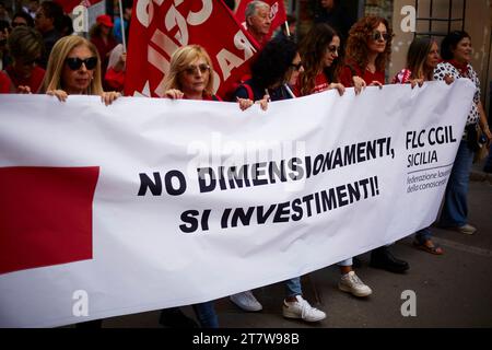 Palermo, Sizilien, Italien. November 2023. Palermo schloss sich dem Generalstreik in Italien mit einem Protest an, der die Straßen des Stadtzentrums bis zum Hauptquartier der ARS umfasste. Die Bewegung der FLC Cgil union war "höhere Löhne, Investitionen und eine einzige und vereinte Schule". Öffentliche Dienstleistungssektoren, lokale Behörden, Verkehr und auch Schulen, Universitäten, Forschung und berufliche Bildung streiken. (Kreditbild: © Victoria Herranz/ZUMA Press Wire) NUR REDAKTIONELLE VERWENDUNG! Nicht für kommerzielle ZWECKE! Stockfoto