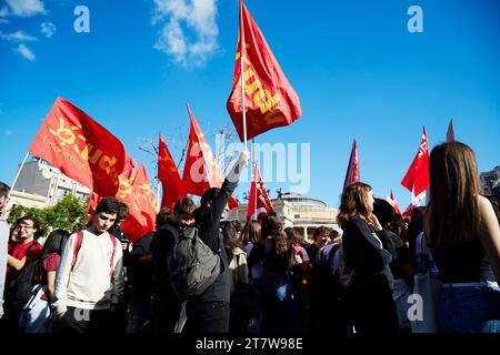 Palermo, Sizilien, Italien. November 2023. Palermo schloss sich dem Generalstreik in Italien mit einem Protest an, der die Straßen des Stadtzentrums bis zum Hauptquartier der ARS umfasste. Die Bewegung der FLC Cgil union war "höhere Löhne, Investitionen und eine einzige und vereinte Schule". Öffentliche Dienstleistungssektoren, lokale Behörden, Verkehr und auch Schulen, Universitäten, Forschung und berufliche Bildung streiken. (Kreditbild: © Victoria Herranz/ZUMA Press Wire) NUR REDAKTIONELLE VERWENDUNG! Nicht für kommerzielle ZWECKE! Stockfoto