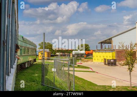 Hill Country Flyer Train fährt zum Eisenbahndepot der Austin Steam Train Association in Cedar Park, Texas. Stockfoto