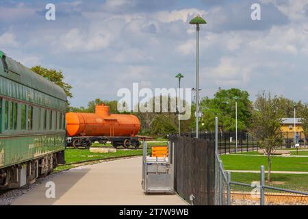 Hill Country Flyer Train fährt zum Eisenbahndepot der Austin Steam Train Association in Cedar Park, Texas. Stockfoto