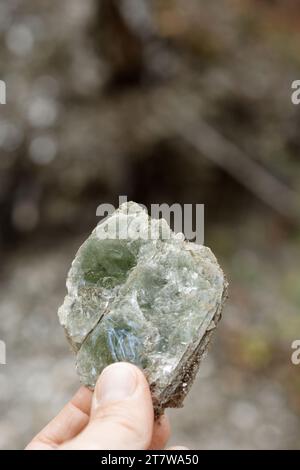 Makrofotografie von natürlichen unverarbeiteten Glimmermineralien in einer natürlichen Ablagerung. Stockfoto