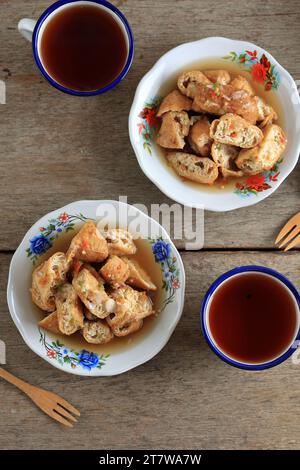 Tahu Gejrot Cirebon. Traditionelles Street Food aus gebratenem Tofu-Bohnen-Quark mit zerstoßenem Schalotten und grünem Chili in süßer Soja- und Zuckersoße. Typica Stockfoto