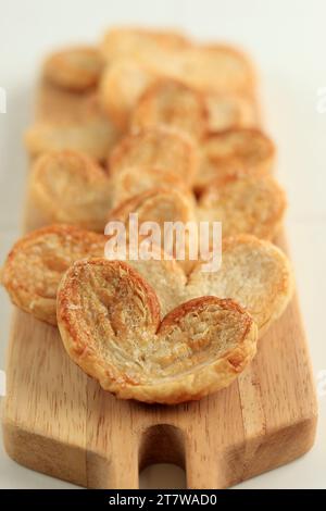 Palmier- oder Oreja-Butter-Kekse aus Gebäck, bekannt als Elephant Ear oder Palmier-Blätterteig. Stockfoto