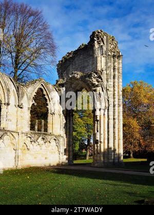 Ruinen der St Marys Abbey in Museum Gardens City of York Yorkshire England Stockfoto