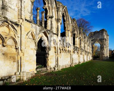 Ruinen der St Marys Abbey in Museum Gardens City of York Yorkshire England Stockfoto