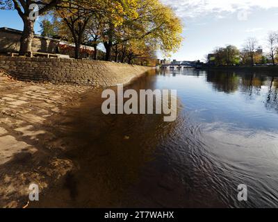 Blick entlang des Flusses Ouse in Richtung Lendal Bridge von Marygate Landing in Herbststadt York Yorkshire England Stockfoto