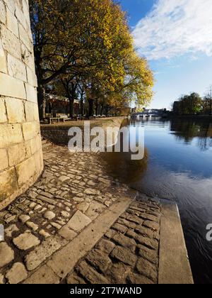 Blick entlang des Flusses Ouse in Richtung Lendal Bridge vom Marygate Tower in Herbststadt York Yorkshire England Stockfoto