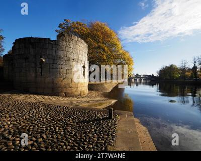 Blick entlang des Flusses Ouse in Richtung Lendal Bridge vom Marygate Tower in Herbststadt York Yorkshire England Stockfoto