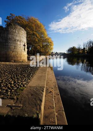 Blick entlang des Flusses Ouse in Richtung Lendal Bridge vom Marygate Tower in Herbststadt York Yorkshire England Stockfoto