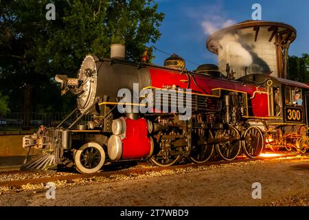 Nächtliches Fotoshooting mit 1917 Baldwin 'Pershing' Dampflokomotive 300, Konsolidierungsklassifizierung, während des Railfest Photoexkursionswochenendes 2012. Stockfoto