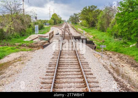 Bahngleise in Zentral-Texas, zwischen Austin und Burnet, genutzt von Hill Country Flyer Tourist Train Ride, betrieben von Austin Steam Train Association. Stockfoto