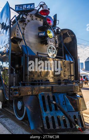 Union Pacific 150-jähriges Jubiläum in Houston mit 1944 Dampflok #844 im Amtrak Depot. Union Pacific 844 ist eine 4-8-4-Dampflokomotive. Stockfoto