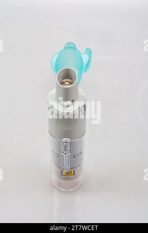 Wiederverwendbarer Inhalator mit austauschbarer Patrone und geöffneter Kappe Stockfoto