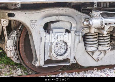 Räder mit Alco 1960 Diesellokomotivmotor im Depot der Austin Steam Train Association in Cedar Park, Texas. Stockfoto