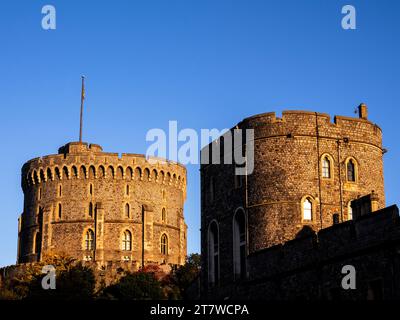 Round Tower (links) und King Henry III Tower (rechts), Windsor Castle, Windsor, Berkshire, England, GROSSBRITANNIEN, GB. Stockfoto