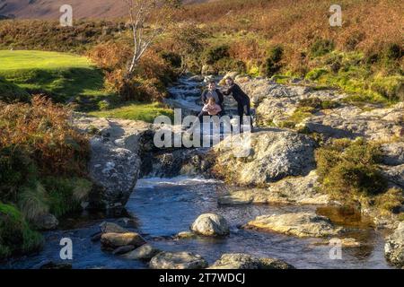 Familie, Mutter, Vater und Tochter haben Spaß am Berg Dargle River. Wandern in Powerscourt, Wicklow Mountains im Herbst, Irland Stockfoto