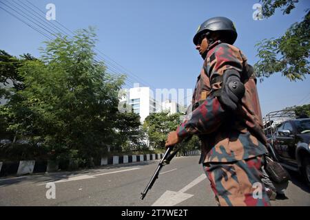 Bangladesch Allgemeine Wahlen Grenzwache Bangladesch BGB-Mitglieder stehen während einer Pressekonferenz des EG-Sekretärs am 15. November 2023 in Dhaka, Bangladesch, vor dem Sitz der Wahlkommission der EG. Am 15. November wird Bangladeschs Chefkommissar CEC Kazi Habibul Awal den Zeitplan für die bevorstehenden Parlamentswahlen vorstellen. Wari Dhaka District Bangladesch Copyright: XHabiburxRahmanx Credit: Imago/Alamy Live News Stockfoto