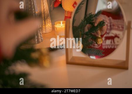 Wunderschöner und dekorierter Weihnachtsbaum im Spiegel. Weihnachtsstimmung. Tolles Foto für Grußkarte. Boho Skandinavisches Design. Schließen Stockfoto