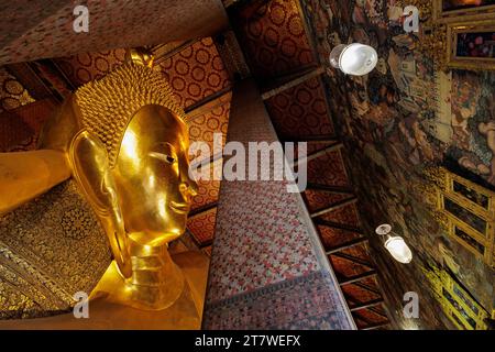Wat Pho liegender Buddha Blick von unten, Bangkok Stockfoto