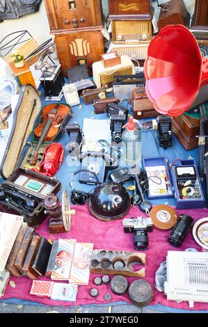 Erkunden Sie eine Sammlung von antiken Gegenständen auf dem geschäftigen Madrider Flohmarkt Stockfoto