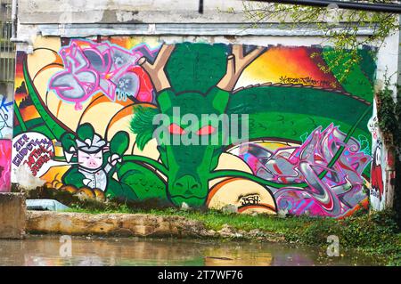 Ein markantes und farbenfrohes städtisches Wandgemälde mit legendären Dragon Ball-Figuren fesselt die Kunstszene von Guernica Stockfoto