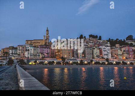 Nacht farbenfrohe Altstadt Menton an der französischen Riviera, Frankreich. Stockfoto