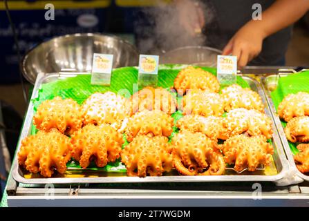 Gegrillte Tentakel auf einem Bananenblatt zum Verkauf auf der Food Street Stockfoto