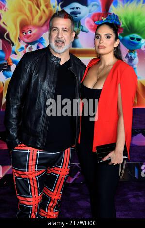 Joey Fatone mit Partnerin Izabel Araujo beim Special Screening des Animationsfilms Trolls Band Together/Trolls - gemeinsam stark im TCL Chinese Theatre. Los Angeles, 15.11.2023 *** Joey Fatone mit Partner Izabel Araujo bei der Sondervorführung des Zeichentrickfilms Trolls Band Together Trolls Together Strong im TCL Chinese Theatre Los Angeles, 15 11 2023 Foto:xD.xBedrosianx/xFuturexImagex Trolls 3129 Credit: Imago/Alamy Live News Stockfoto