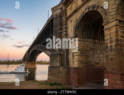 Die Eads-Brücke Überquert Den Mississippi River Von St. Louis, Missouri, zur East St. Louis, Illinois Stockfoto