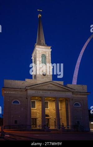 Gateway Arch erhebt sich über der Basilika St. Louis in St. Louis, Missouri Stockfoto