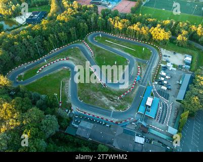 Outdoor-Kart-Strecke aus der Luft Stockfoto