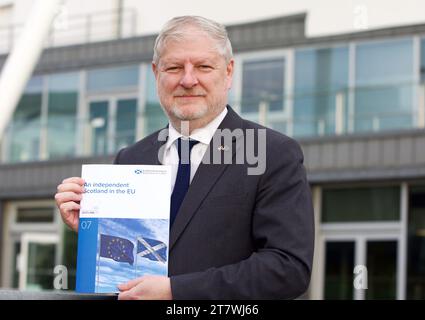 Edinburgh, Vereinigtes Königreich, 17. November 2023: Angus Robertson, schottischer Außenminister,. Veröffentlichung des SNP-Papiers zur EU-Mitgliedschaft. An der Queen-Margaret-Universität. Bild: DB Media Services / Alamy Live Stockfoto