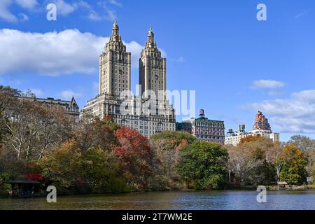 Das San Remo Apartmentgebäude, vom Central Park aus gesehen, wird am 14. November 2023 in New York City in Farbe versetzt. Stockfoto