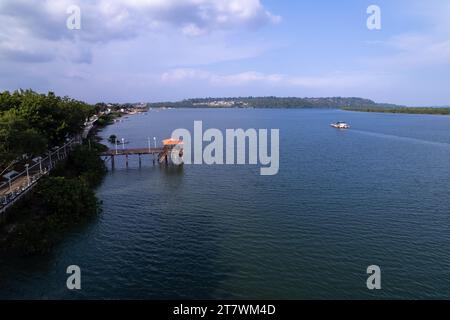 Wunderschöner Panoramablick der Drohne auf den Xingu Fluss im Amazonas-Regenwald an sonnigen Sommertagen mit blauem Himmel. Para, Brasilien. Naturbegriff, Öko Stockfoto