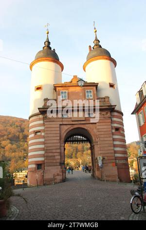 Alte Brücke über den Neckar in Heidelberg im Herbst Stockfoto