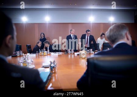 OLAF Scholz, Kabinett DEU, Deutschland, Allemande, Berlin, 15.11.2023 Annalena Baerbock, Bundesaussenministerin Buendnis 90 die Gruenen, Robert Habeck, Bundesminister für Wirtschaft und Klimaschutz und Vizekanzler, Buendnis 90 die Gruenen, Olaf Scholz, Bundeskanzler SPD, und Wolfgang Schmidt, Chef vom Bundeskanzleramt SPD v.l.n.r. vor der Kabinettssitzung in Berlin Deutschland. Am Tag als das Bundesverfassungsgericht erklaert der Nachtragshaushalt 2021 ist verfassungswidrig en: Annalena Baerbock, Bundesaußenministerallianz 90 die Gruenen, Robert Habeck, Bundesministerin Stockfoto