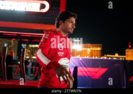 Las Vegas, Usa. November 2023. Der spanische Formel-1-Pilot Carlos Sainz Jr. von Scuderia Ferrari kommt am Donnerstag, den 16. November 2023, vor dem Training des Formel-1-Grand-Prix von Las Vegas auf dem Las Vegas Strip Circuit in Las Vegas, Nevada. Das Rennen findet am Samstag um 22:00 Uhr Ortszeit oder Sonntag, den 19. November 2023, um 0600 Uhr (GMT) statt. Foto: Greg Nash/UPI Credit: UPI/Alamy Live News Stockfoto