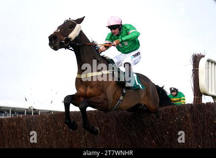 Homme Public wurde von Jockey Henry Brooke auf dem Weg zum Sieg der SSS Super Alloys Arkle Challenge Trophy Trial Novices' Chase am ersten Tag des Novembertreffens auf der Cheltenham Racecourse gefahren. Bilddatum: Freitag, 17. November 2023. Stockfoto