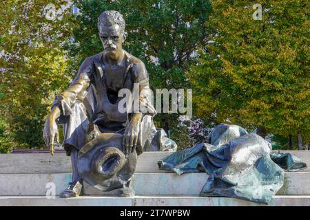 Budapest, Ungarn, 3. November 2023: Statue von Attila József auf dem Kossuth-Platz in Budapest, Ungarn Stockfoto