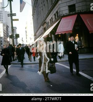 Lifestyle und Mode der 1970er Jahre. Eine junge Frau mit einem typischen 1970er Jahre Mantel auf diesem Foto von Manhattan New York. Ihr Name ist Marita Lindholm, Model. 1971 Stockfoto