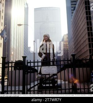 Lifestyle und Mode der 1970er Jahre. Eine junge Frau mit einem typischen Mantel aus den 1970er Jahren auf diesem Foto von Manhattan New York mit dem Pan am-Gebäude im Hintergrund. Ihr Name ist Marita Lindholm, Model. 1971 Stockfoto