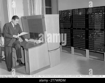 BARK Computer. Binärer Arithmetischer (Automatischer) Relay Calculator“. Ein elektromechanischer Computer der frühen 1950er Jahre. BARK wurde am 28. April 1950 eingeweiht, war bis Juli 1955 in Betrieb und konnte eine Addition in 150 ms und eine Multiplikation in 250 ms durchführen. Er hatte einen Speicher mit 50 Registern und 100 Konstanten. Später wurde er erweitert, um den Speicher zu verdoppeln. Howard Aiken (amerikanischer Physiker, Pionier in der Computertechnik, IBM-Konzeptdesigner) sagte in Bezug auf BARK: „Dies ist der erste Computer, den ich außerhalb von Harvard gesehen habe, der tatsächlich funktioniert.“ Der Bau des BARK-Computers wurde von Conny Palm, einem Wähler, geleitet Stockfoto