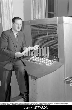 BARK Computer. Binärer Arithmetischer (Automatischer) Relay Calculator“. Ein elektromechanischer Computer der frühen 1950er Jahre. BARK wurde am 28. April 1950 eingeweiht, war bis Juli 1955 in Betrieb und konnte eine Addition in 150 ms und eine Multiplikation in 250 ms durchführen. Er hatte einen Speicher mit 50 Registern und 100 Konstanten. Später wurde er erweitert, um den Speicher zu verdoppeln. Howard Aiken (amerikanischer Physiker, Pionier in der Computertechnik, IBM-Konzeptdesigner) sagte in Bezug auf BARK: „Dies ist der erste Computer, den ich außerhalb von Harvard gesehen habe, der tatsächlich funktioniert.“ Der Bau des BARK-Computers wurde von Conny Palm, einem Wähler, geleitet Stockfoto