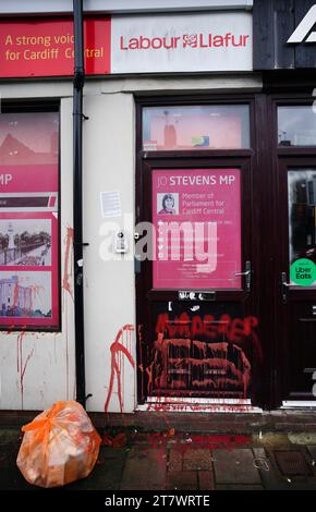 Das Wahlkreisbüro des Labour-Abgeordneten Jo Stevens in der Albany Road, Cardiff, das mit roter Farbe und Plakaten besprüht wurde, beschuldigte sie, "Blut an ihren Händen" zu haben, nachdem sie sich bei der Abstimmung über Gaza der Stimme enthalten hatte. Bilddatum: Freitag, 17. November 2023. Stockfoto