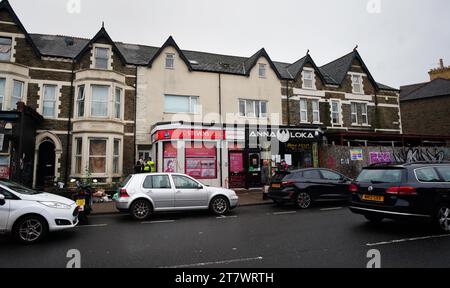 Das Wahlkreisbüro des Labour-Abgeordneten Jo Stevens in der Albany Road, Cardiff, das mit roter Farbe und Plakaten besprüht wurde, beschuldigte sie, "Blut an ihren Händen" zu haben, nachdem sie sich bei der Abstimmung über Gaza der Stimme enthalten hatte. Bilddatum: Freitag, 17. November 2023. Stockfoto