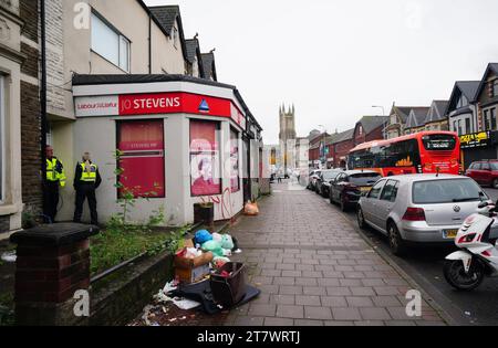 Das Wahlkreisbüro des Labour-Abgeordneten Jo Stevens in der Albany Road, Cardiff, das mit roter Farbe und Plakaten besprüht wurde, beschuldigte sie, "Blut an ihren Händen" zu haben, nachdem sie sich bei der Abstimmung über Gaza der Stimme enthalten hatte. Bilddatum: Freitag, 17. November 2023. Stockfoto