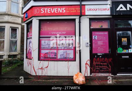 Das Wahlkreisbüro des Labour-Abgeordneten Jo Stevens in der Albany Road, Cardiff, das mit roter Farbe und Plakaten besprüht wurde, beschuldigte sie, "Blut an ihren Händen" zu haben, nachdem sie sich bei der Abstimmung über Gaza der Stimme enthalten hatte. Bilddatum: Freitag, 17. November 2023. Stockfoto